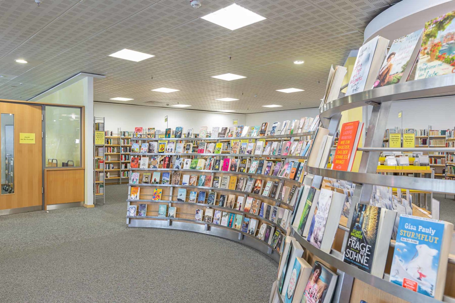 Bücherschlange mit aktuellen Romanen