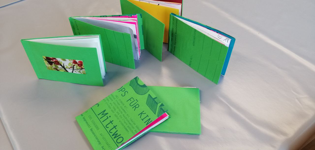 Selbst hergestellte Bücher mit grünem Umschlag auf einem Tisch ausgestellt