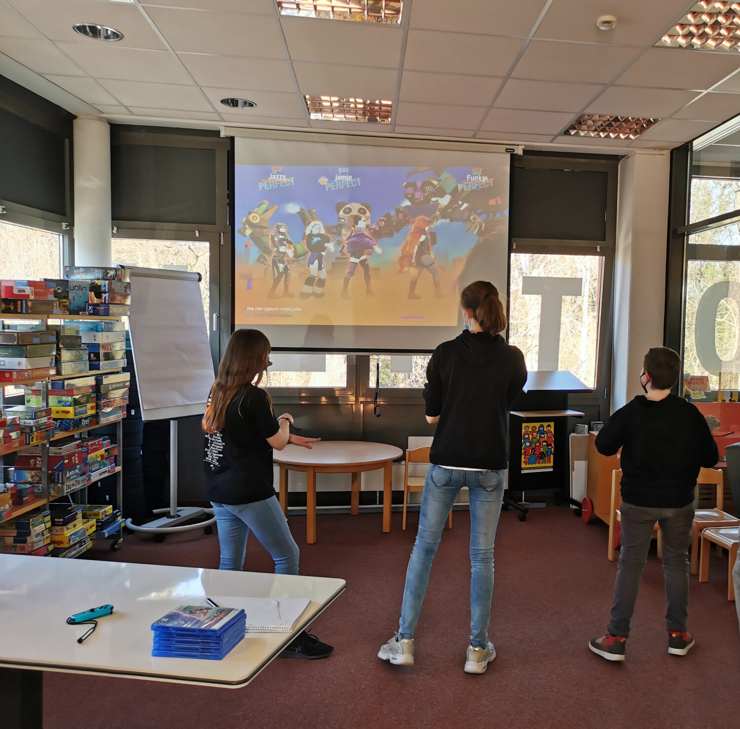 Spieletester in der Bibliothek in Buch