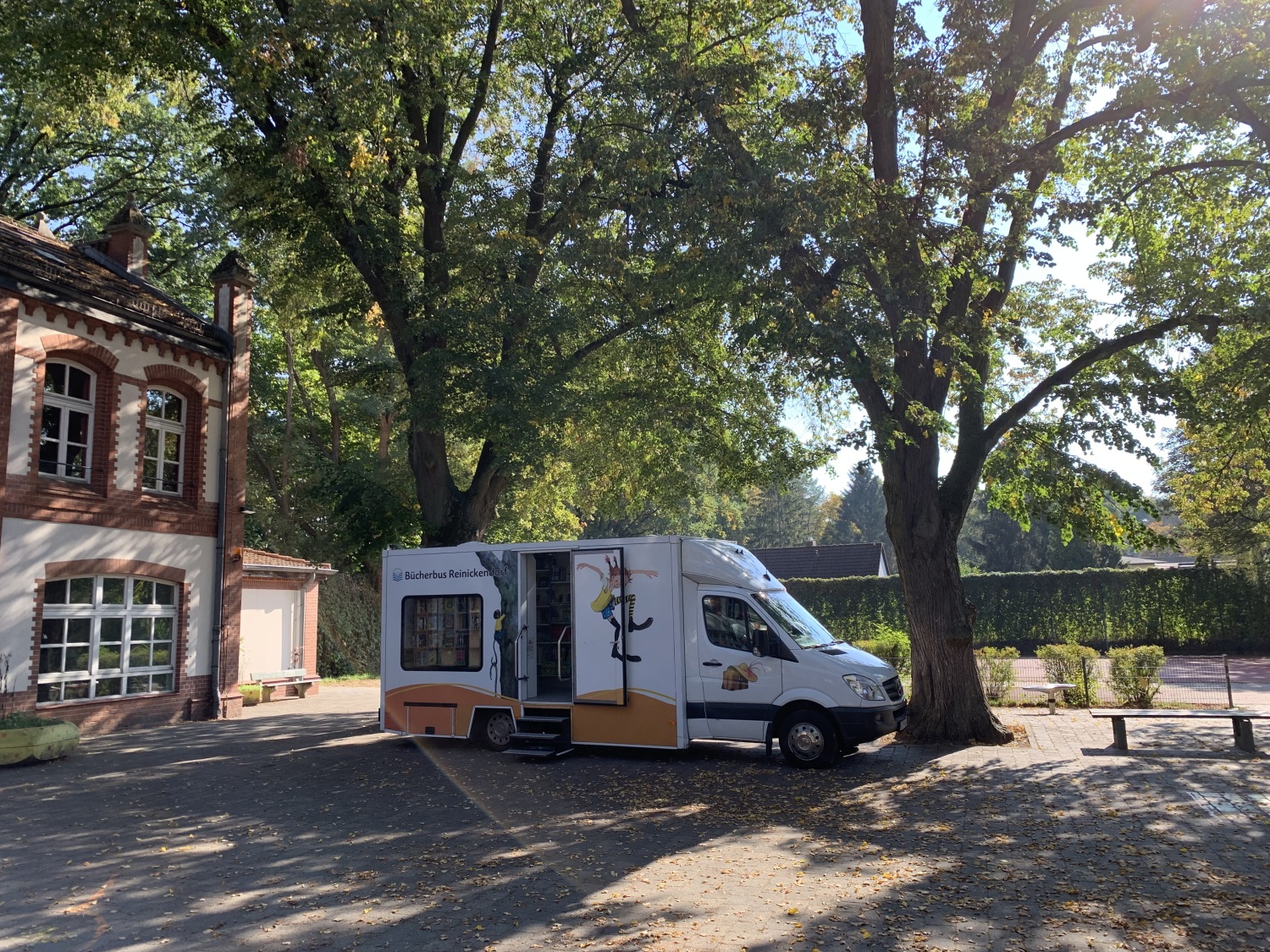 Kleiner Bücherbus im Sommer