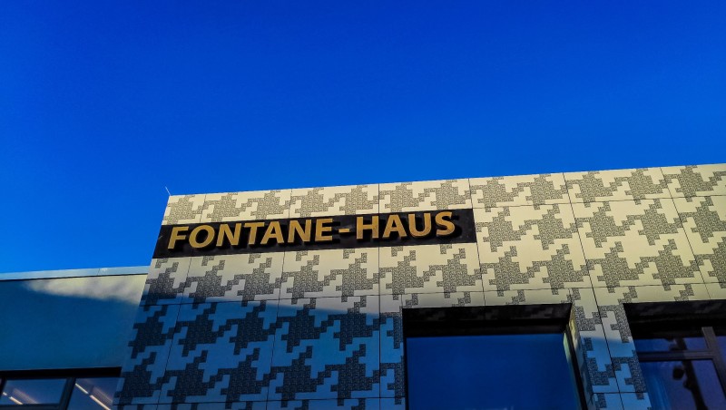  Fontane-Haus Schriftzug Außen