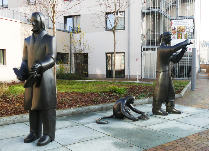 Humboldt-Brüder Skulptur vor Humboldt-Bibliothek