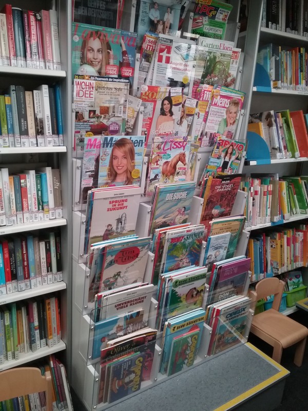 Zeitschriftenregal in der Fahrbibliothek