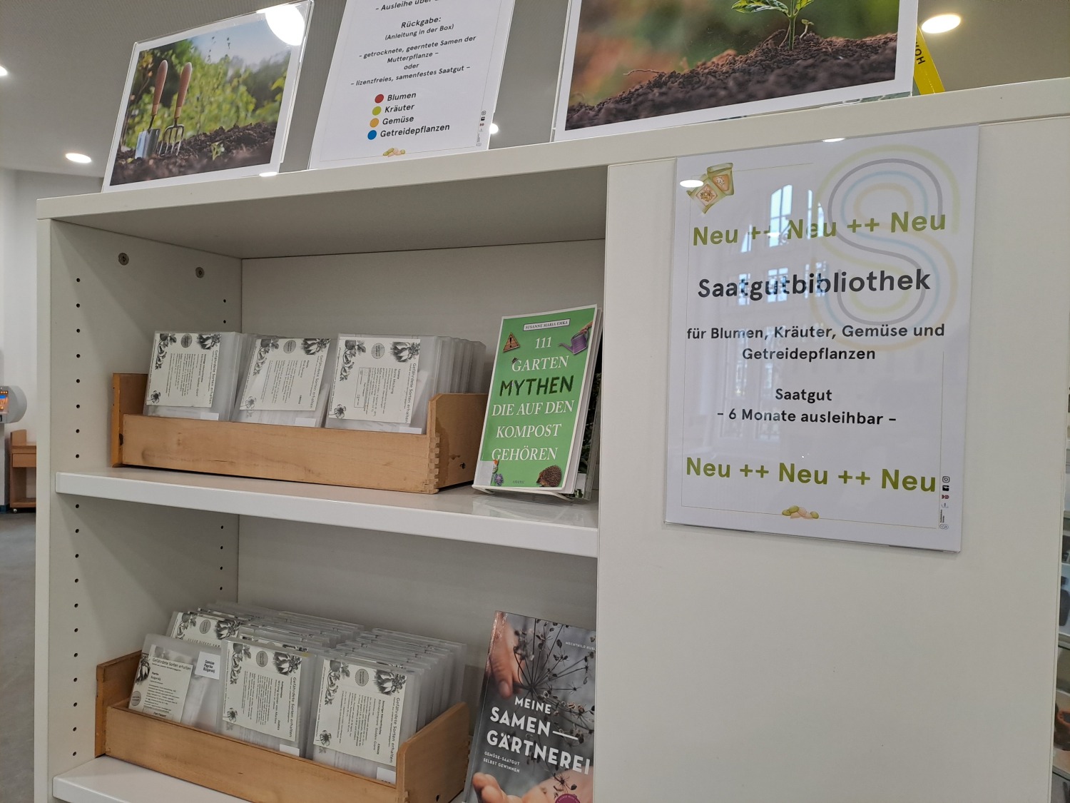 Foto: Saatgutbibliothek im Foyer der Stadtbibliothek Spandau