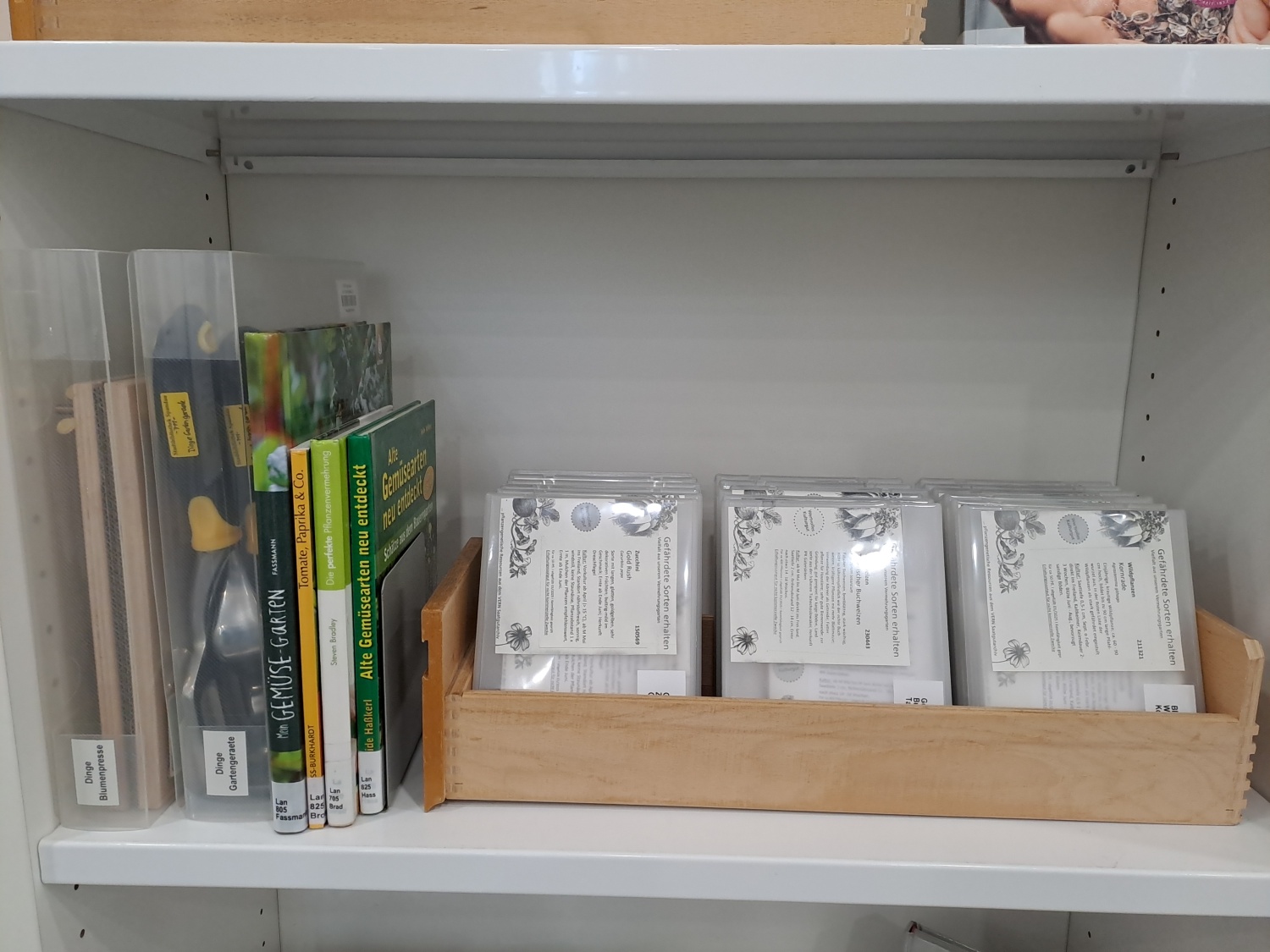 Foto: Saatgutbibliothek im Foyer der Stadtbibliothek Spandau