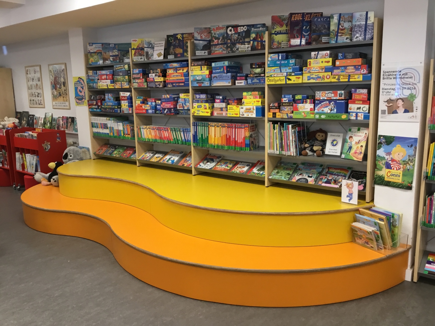 Blick auf das Podest mit Büchern und Gesellschaftsspielen