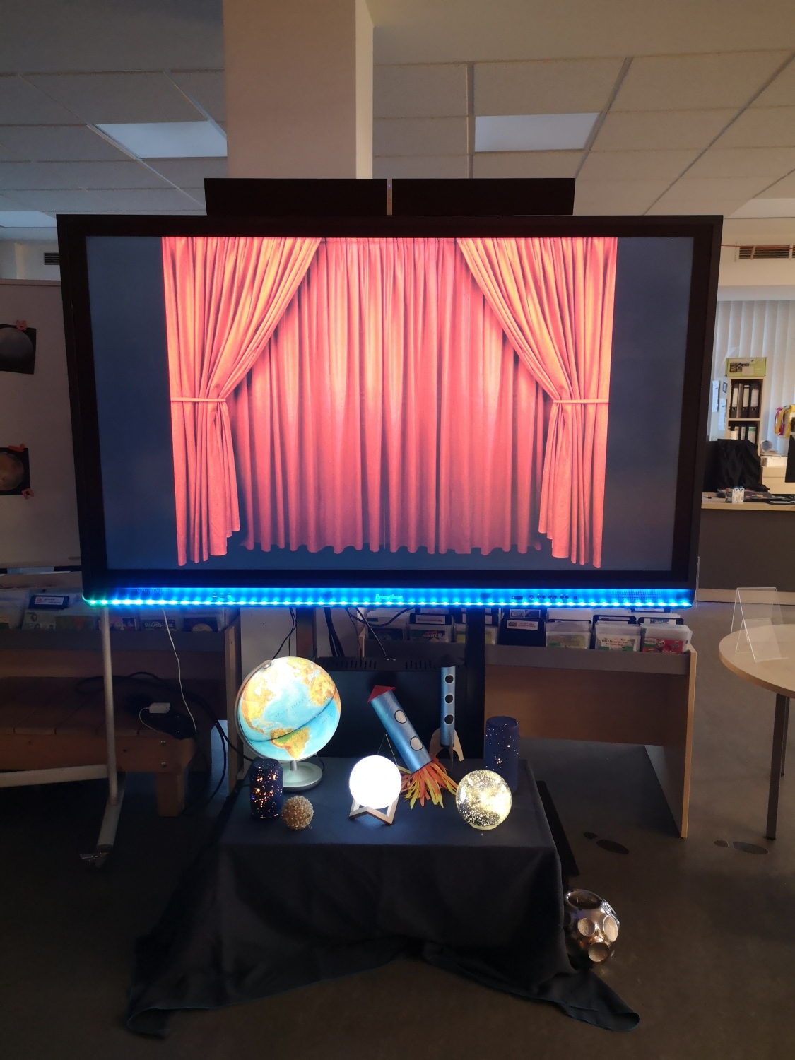 ActivPanel mit Weltraumdekoration