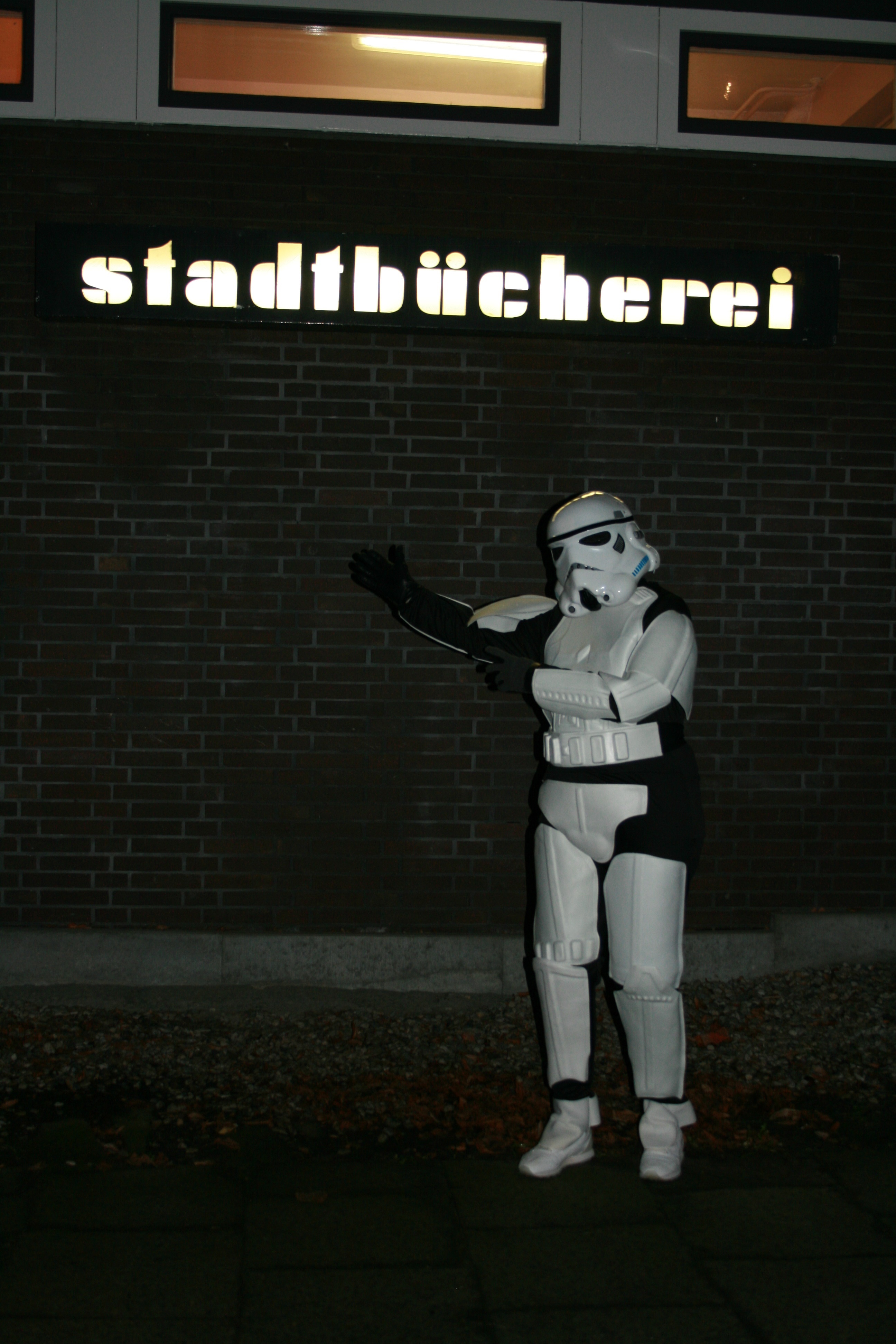 Star-Wars-Figur vor dem Eingang der Stadtteilbibliothek Lankwitz