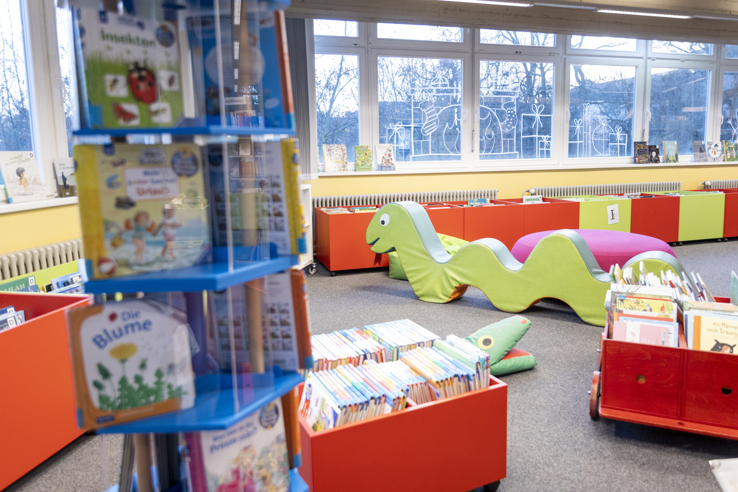 Kinderabteilung mit Rollkästen und Spielschlange