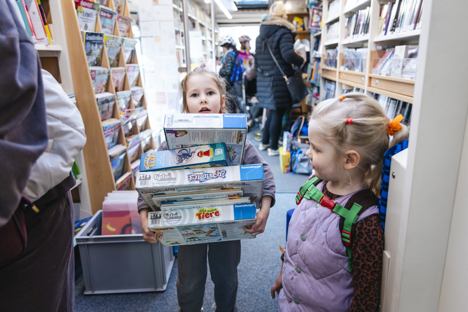 Bücherbus Kinder mit Spielen