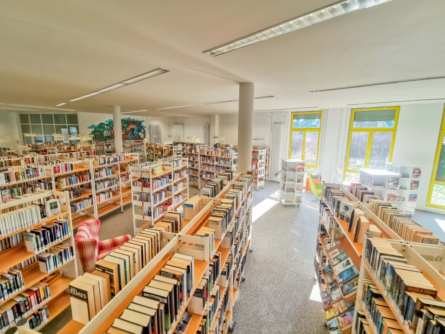 Bücherregale in der Stadtteilbibliothek Altglienicke