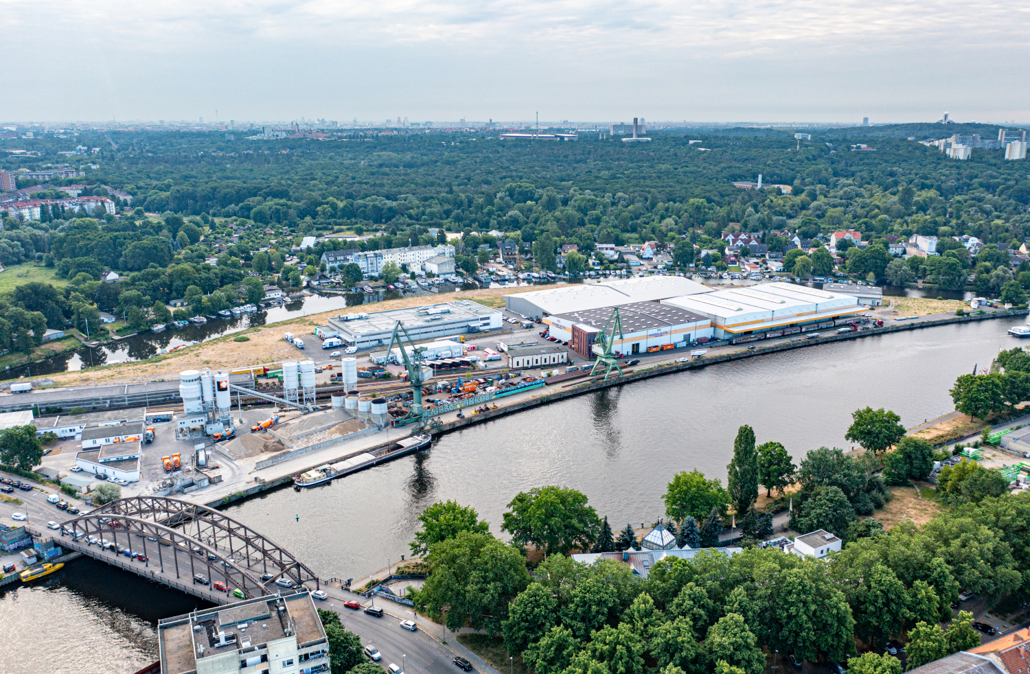 Luftbildaufnahme des Südhafens mit Schulenburgbrücke, Havel und Umgebung des Gebiets sind zu sehen.