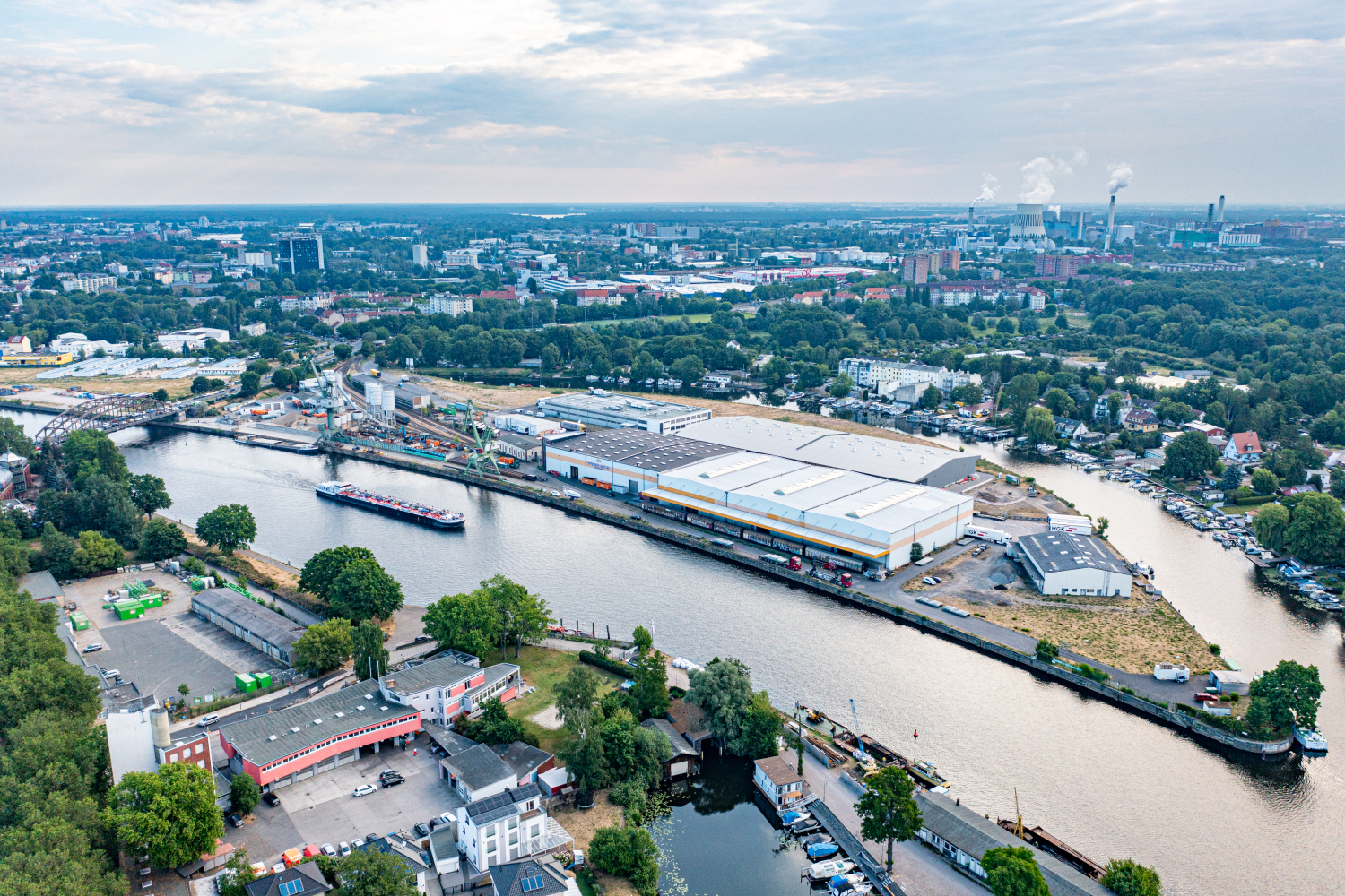 Luftbildaufnahme des Südhafens mit Schulenburgbrücke, Havel und Umgebung des Gebiets sind zu sehen.