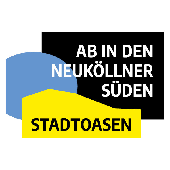 Logo Ab in den Neuköllner Spde, Ein schwazes Rechteck mit weißer Schrift. Davor ein hellblauer Halbkreis und davor eine gelbe leichte Welle mit dem Wort Stadtoase