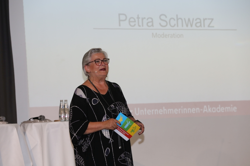 Moderatorin Petra Schwarz