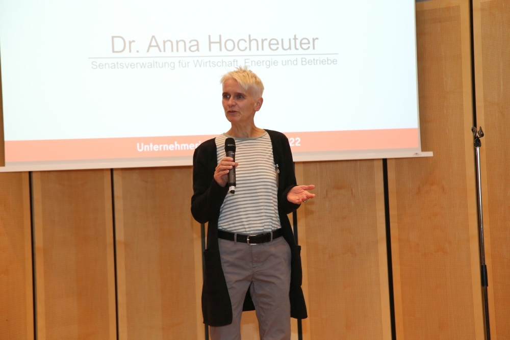Dr. Anna Hochreuter