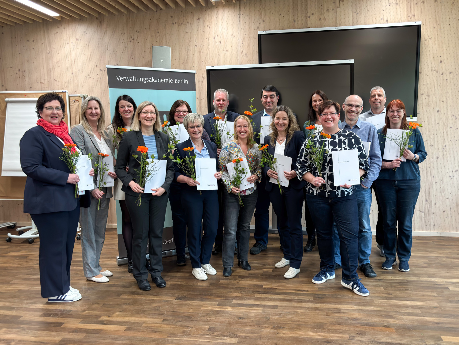 Gruppenfoto bei der Zeugnisübergabe für das Studium EZ 2.2 am 24. April 2026
