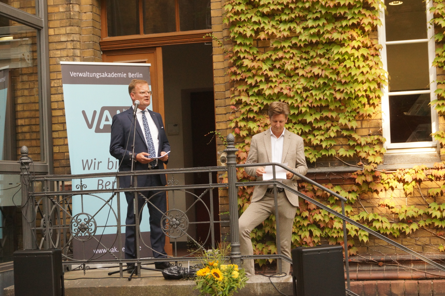 Wolfgang Schyrocki, Direktor der VAk mit Daniel Wesener, Finanzsenator auf der Treppe bei der Eröffnungsrede zum Sommerfest der VAk 2022