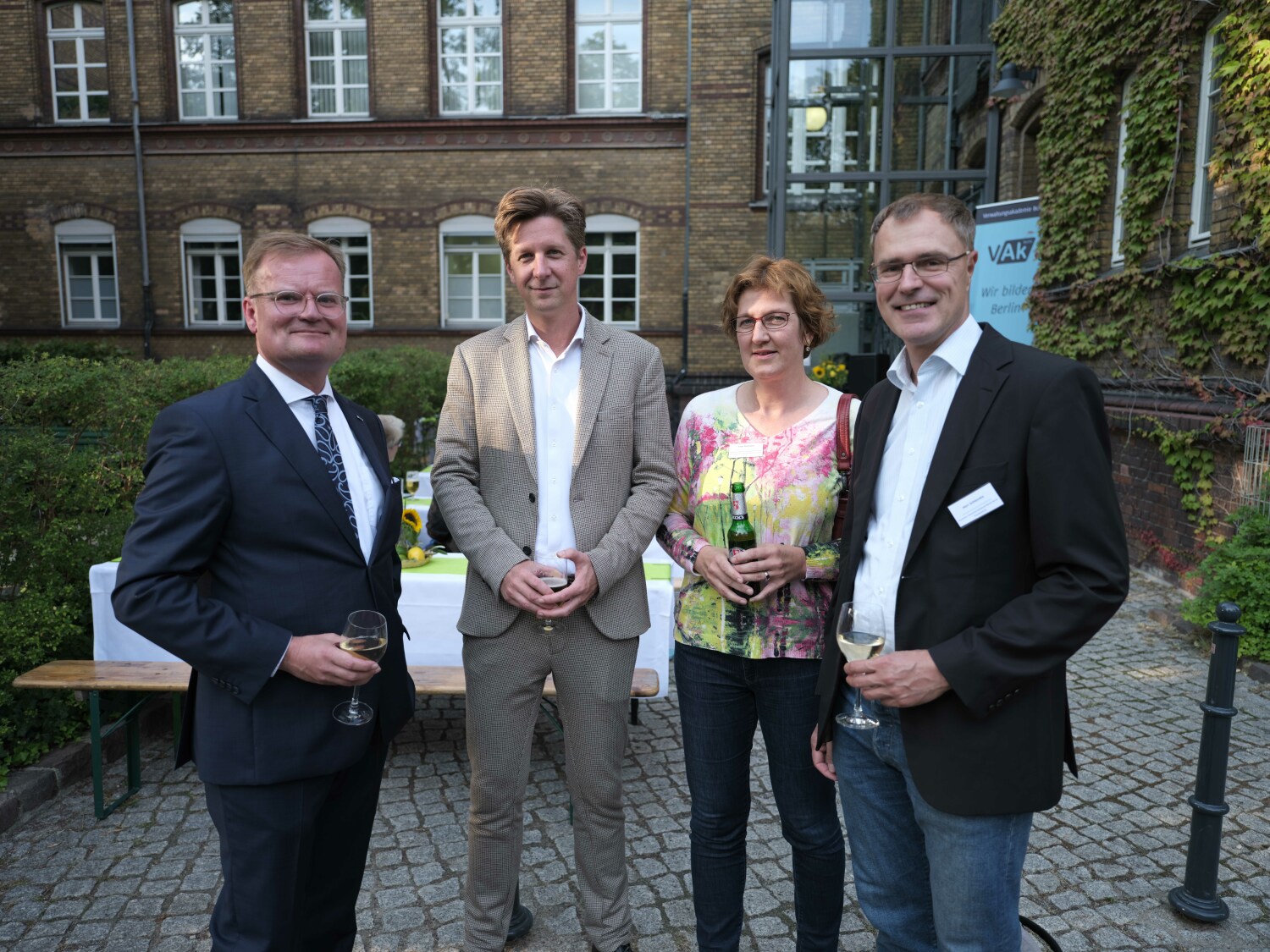 Wolfgang Schyrocki, Direktor der VAk, Daniel Wesener, Finanzsenator, Daniela Ortmann, Vorsitzende des Hauptpersonalrates, Matthias Schlenzka, DGB (von links nach rechts)