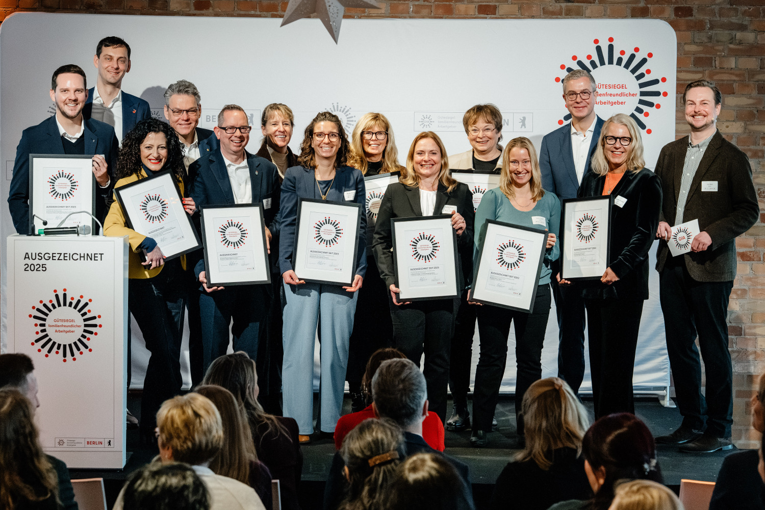 Gruppenfoto aller ausgezeichneter Behörden GfA