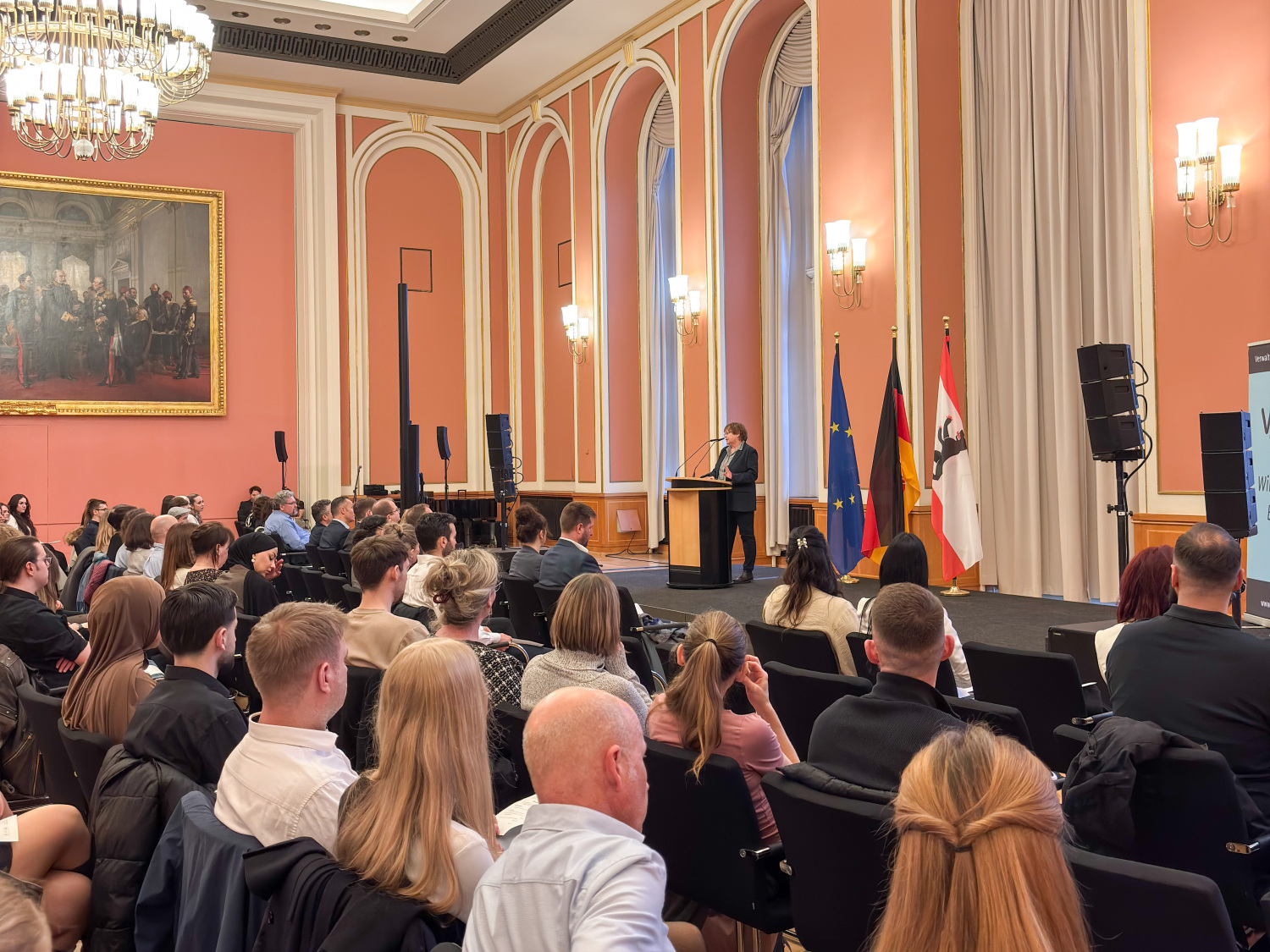 Martina Ruppin, Direktorin der VAk, begrüßt die Absolventinnen und Absolventen im Saal.