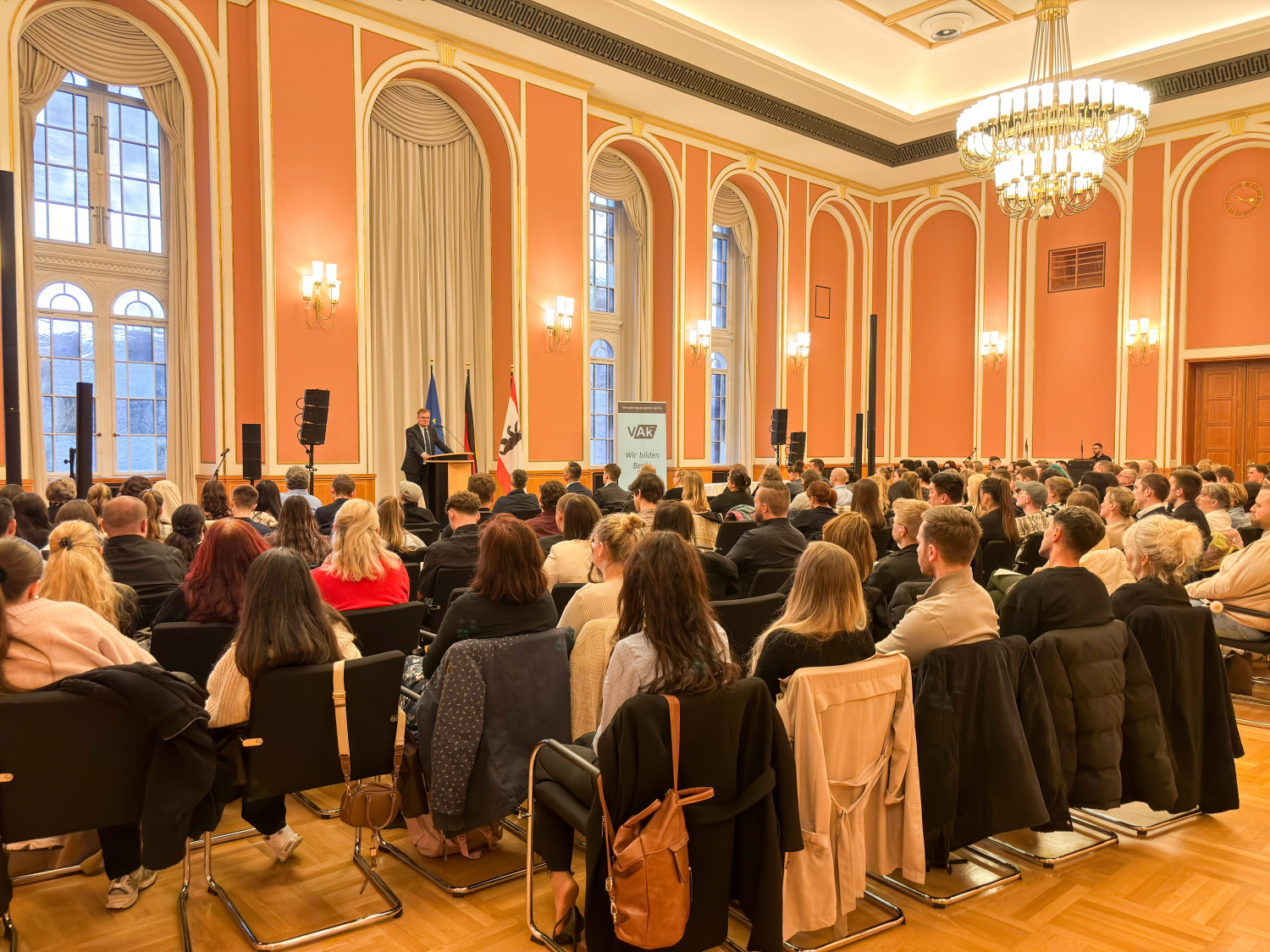 Staatssekretär Wolfgang Schyrocki hält eine Rede vor dem Publikum.