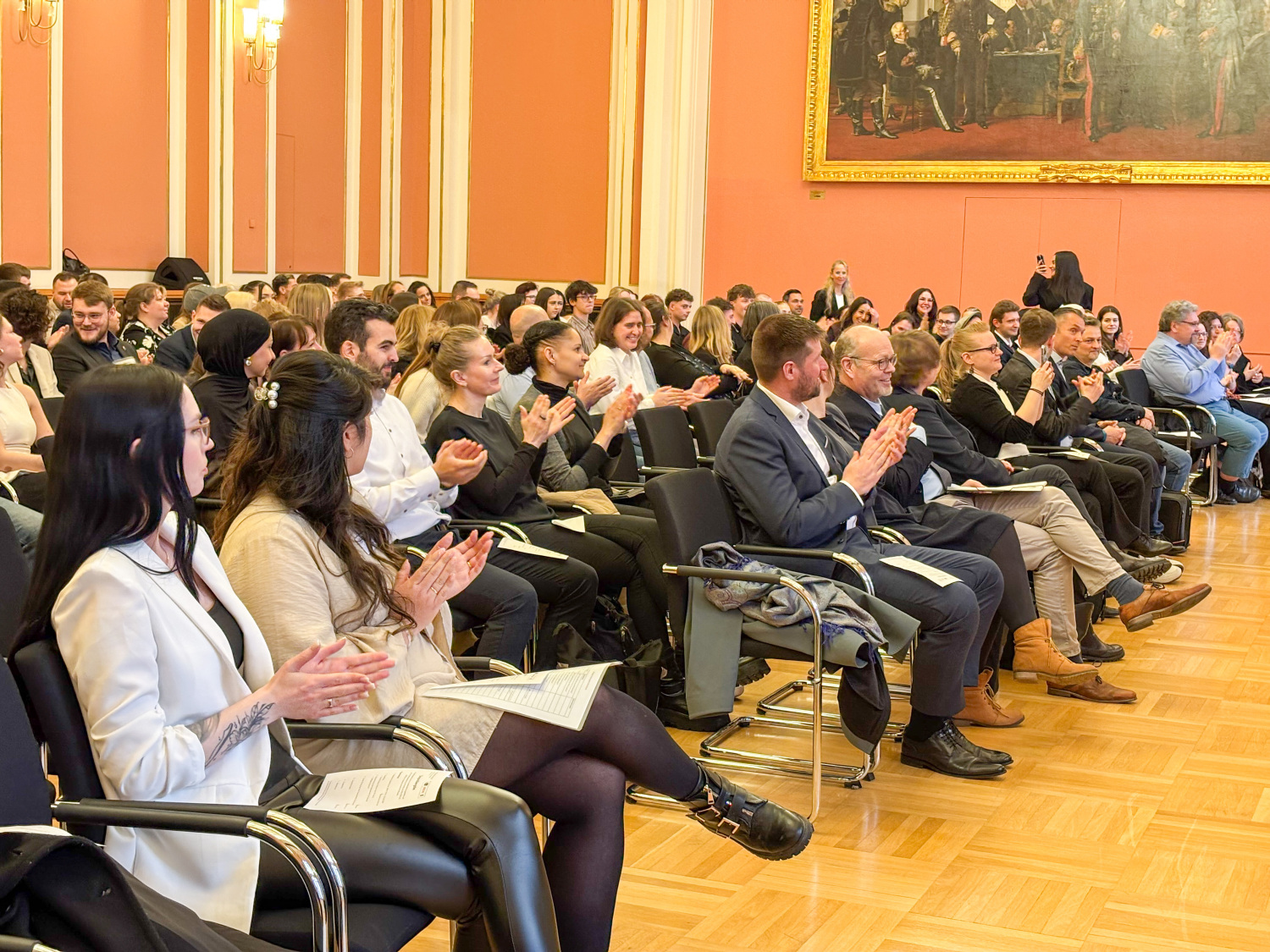 Klatschendes Publikum im Roten Rathaus