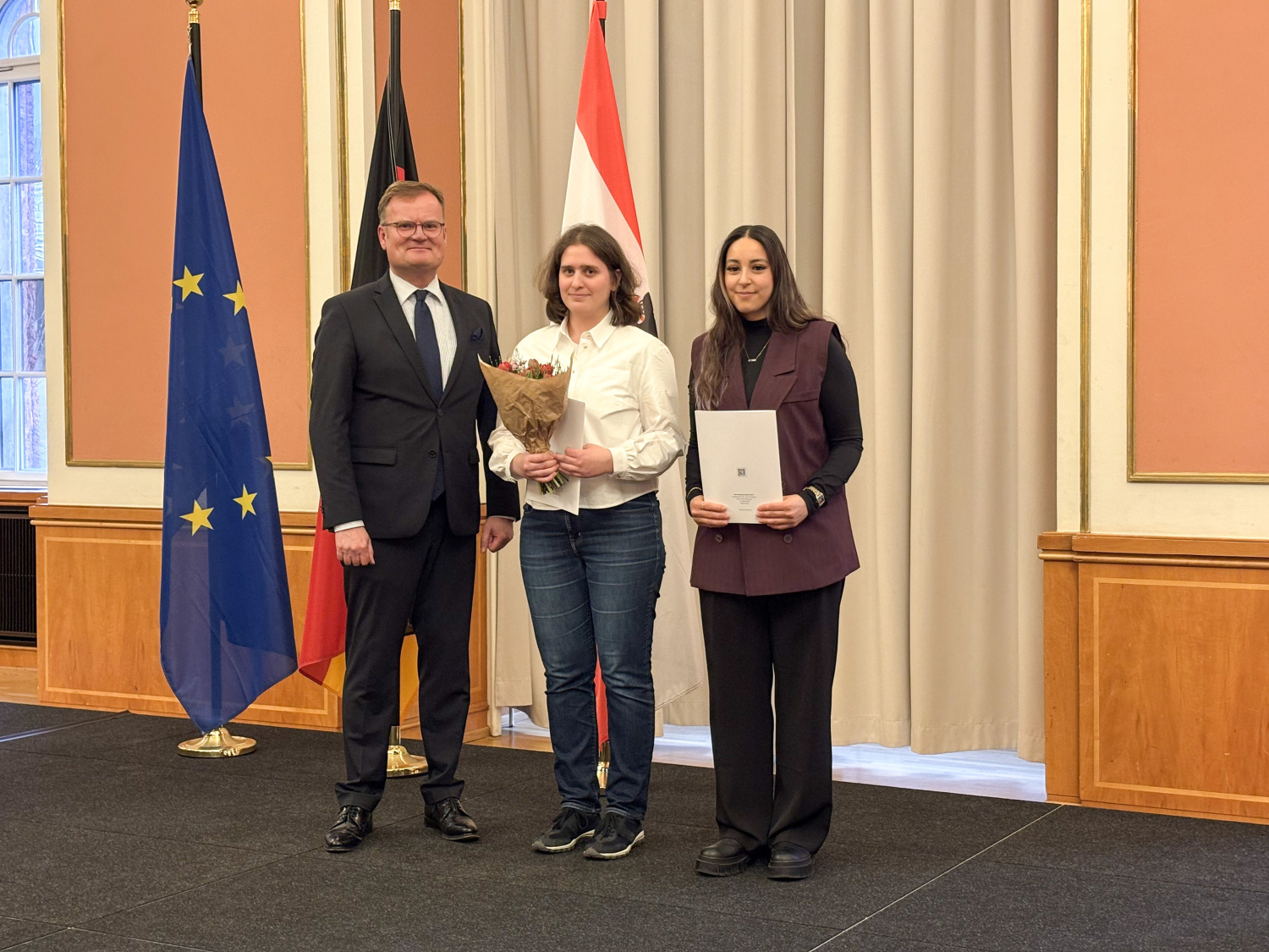 Die Jahrgangsbesten mit Staatsekretär Wolfgang Schyrocki.