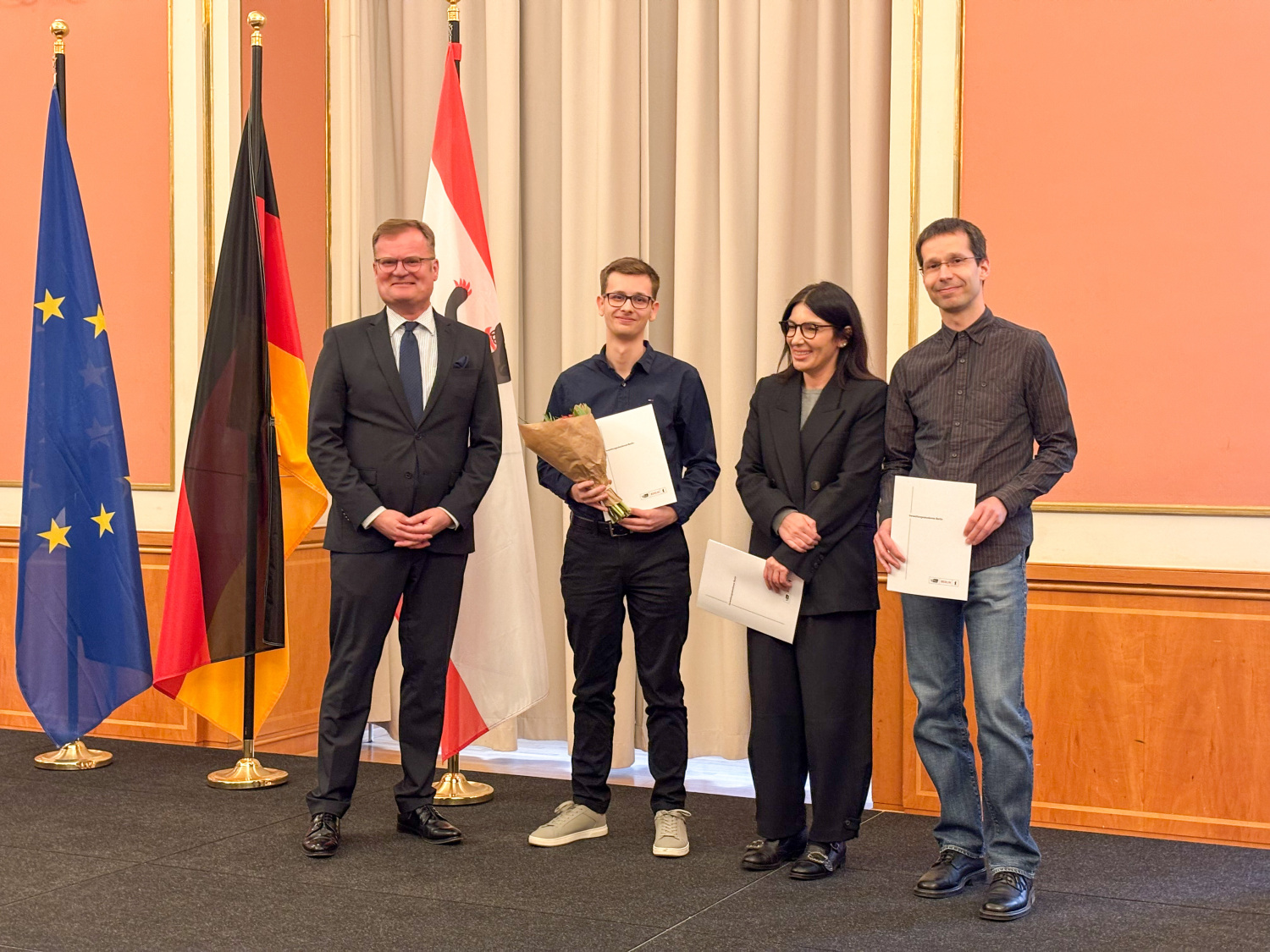 Die Jahrgangsbesten mit Staatsekretär Wolfgang Schyrocki.