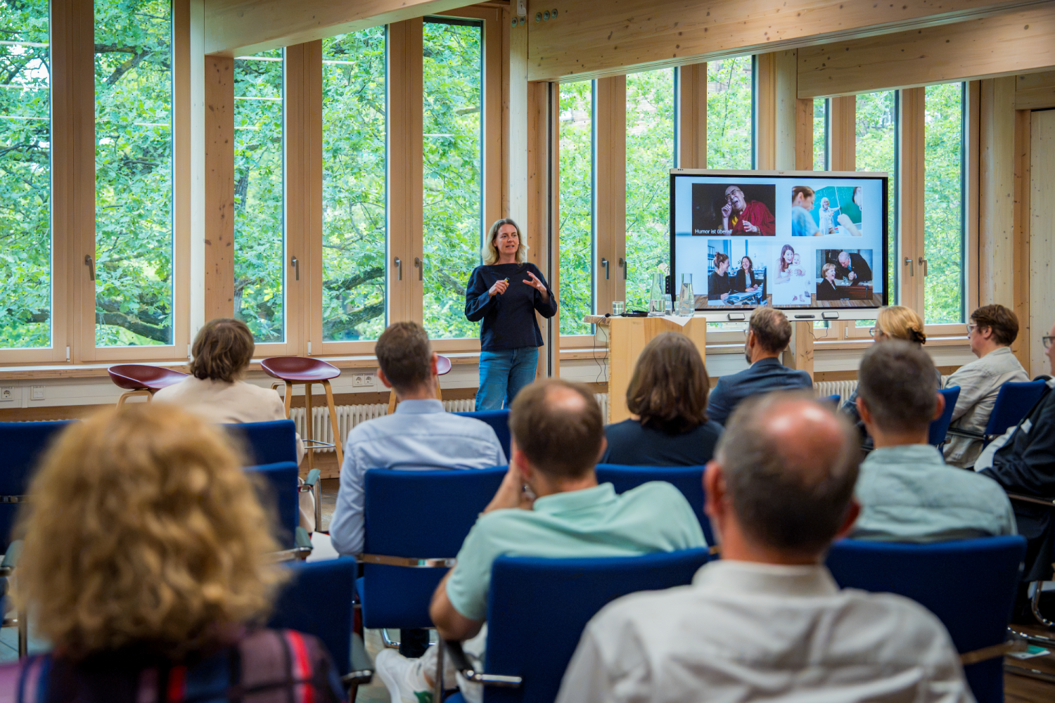 Prof. Dr. Christine Gockel trägt vor Publikum vor.