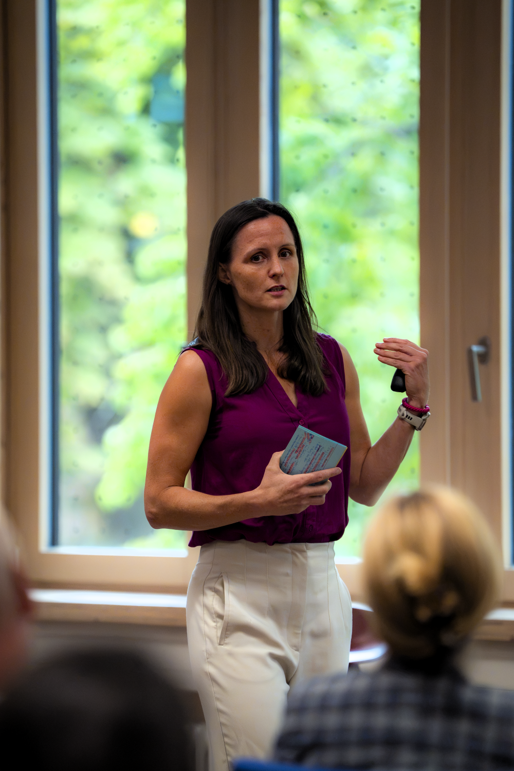 Anna-Katharina Börke referiert zum Publikum.