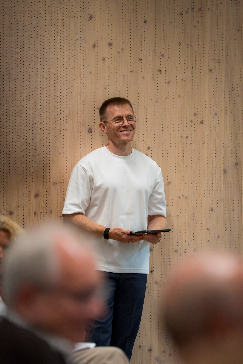 Patrick Gromm von der TAM Akademie moderiert die Veranstaltung.