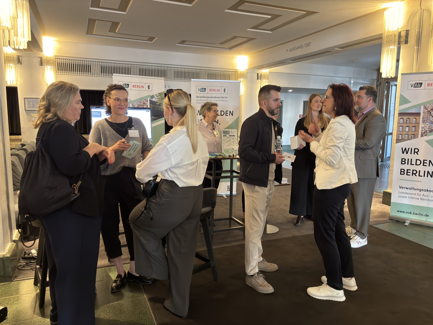 Netzwerken und Austausch am Stand der Verwaltungsakademie.