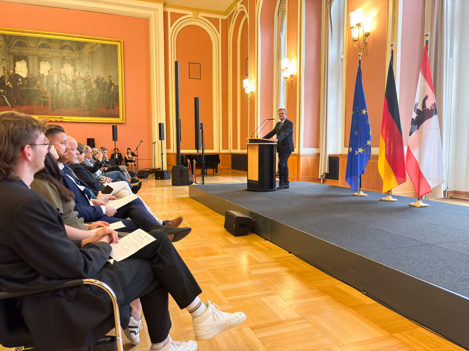 Staatssekretär für Personal, Wolfgang Schyrocki, hält am Podest eine Rede