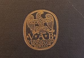 altes VAk Logo auf Lederuntergund