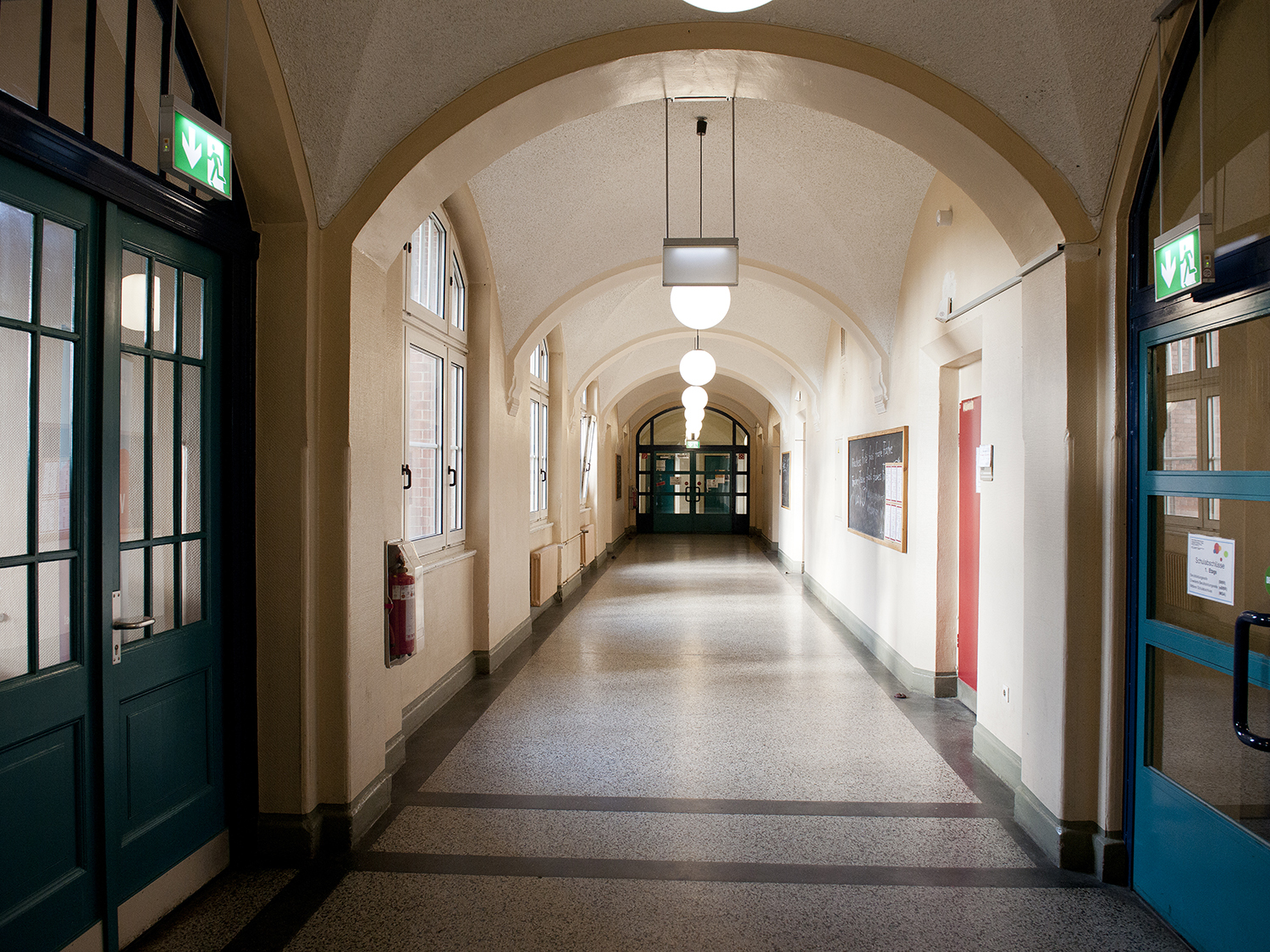 Flur in Schulgebäude
