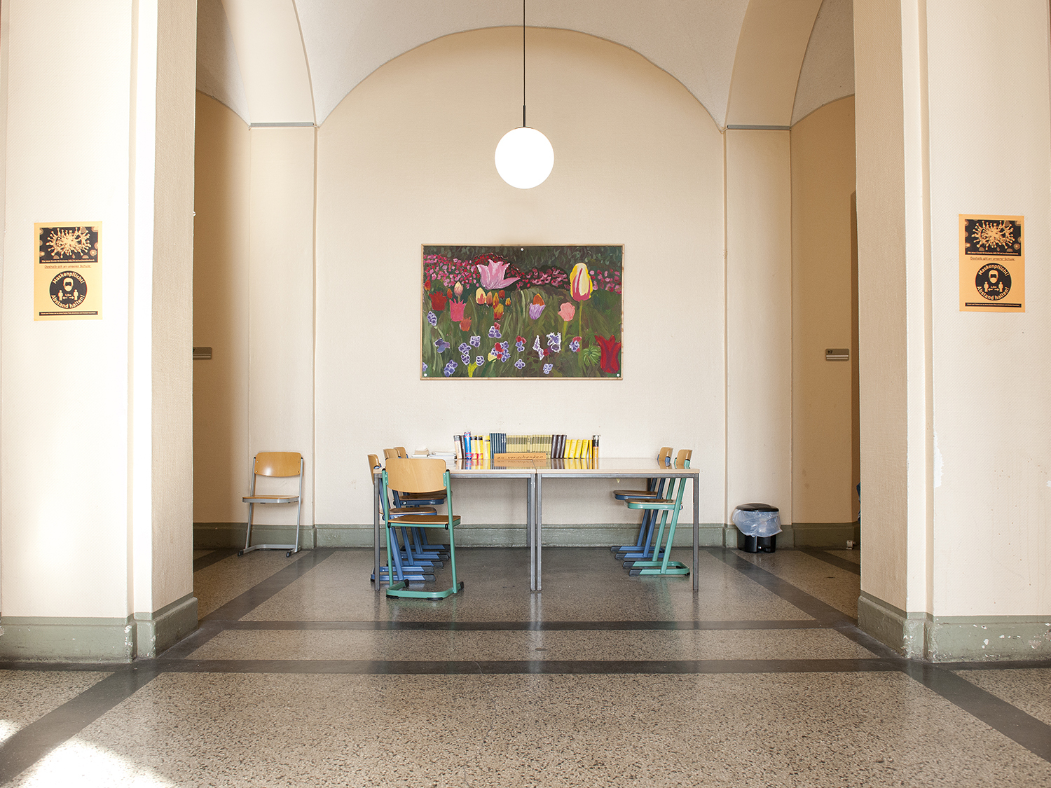 Sitzplatz in der Halle eines Schulgebäudes