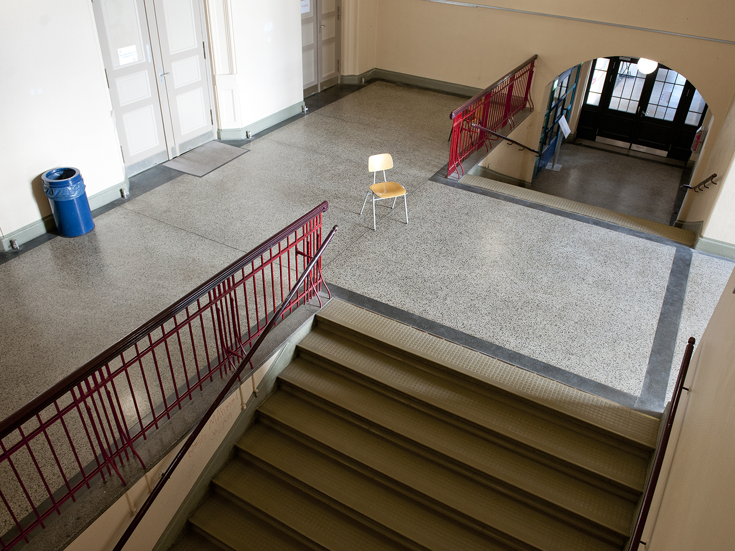 Treppenplateau in Schulgebäude