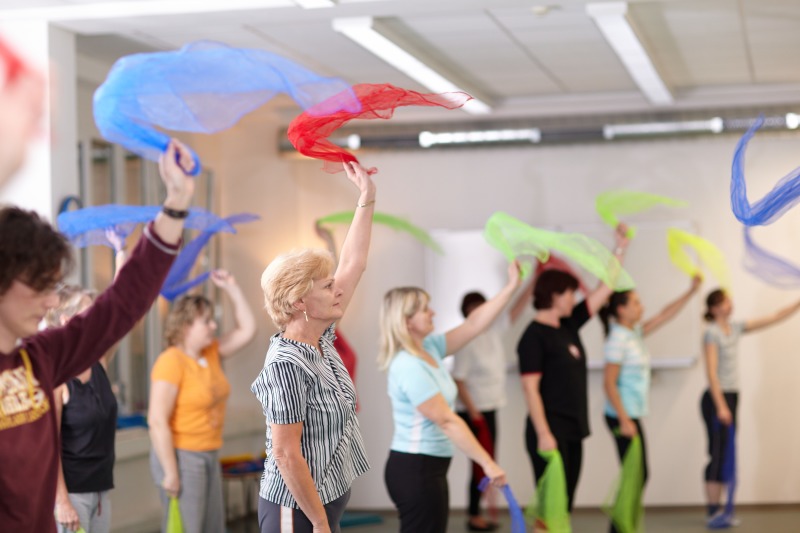 Kursteilnehmerinnen im Kurs "Fit durch Bewegung" an der Volkshochschule Pankow