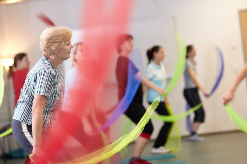 Kursteilnehmerinnen im Kurs "Fit durch Bewegung" an der Volkshochschule Pankow
