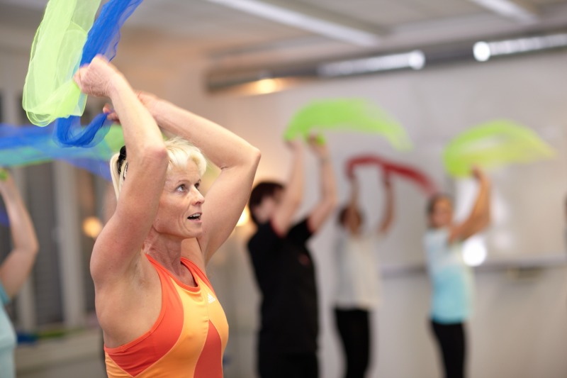 Kursteilnehmerinnen im Kurs "Fit durch Bewegung" an der Volkshochschule Pankow
