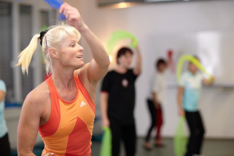 Kursteilnehmerinnen im Kurs "Fit durch Bewegung" an der Volkshochschule Pankow