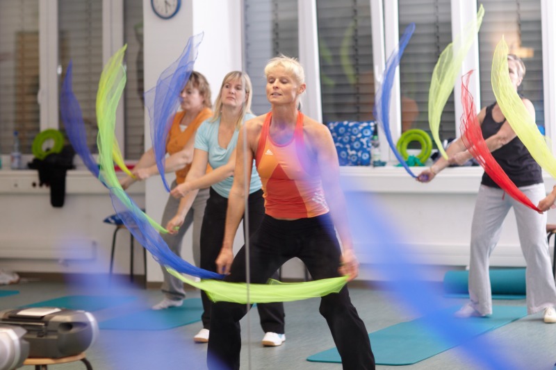 Kursteilnehmerinnen im Kurs "Fit durch Bewegung" an der Volkshochschule Pankow