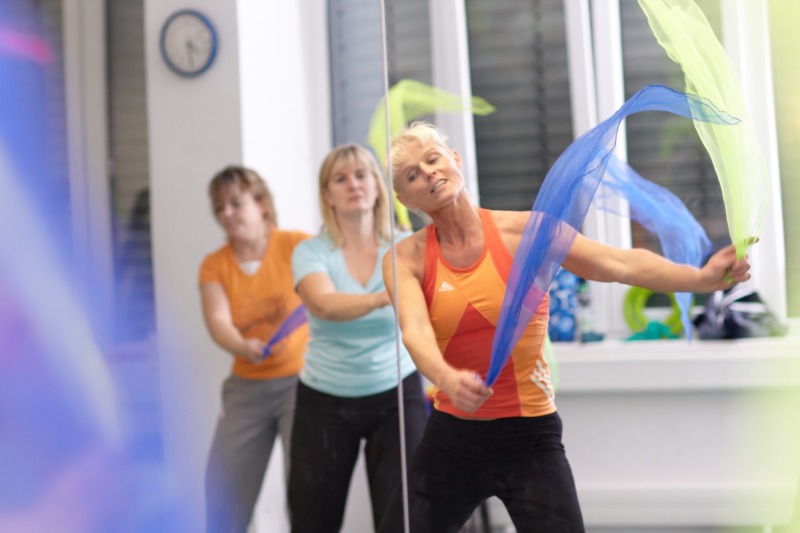 Kursteilnehmerinnen im Kurs "Fit durch Bewegung" an der Volkshochschule Pankow