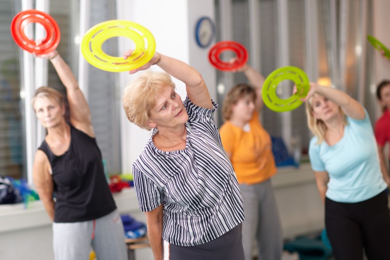 Kursteilnehmerinnen im Kurs "Fit durch Bewegung" an der Volkshochschule Pankow