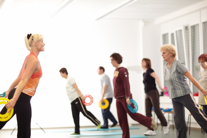 Kursteilnehmerinnen im Kurs "Fit durch Bewegung" an der Volkshochschule Pankow