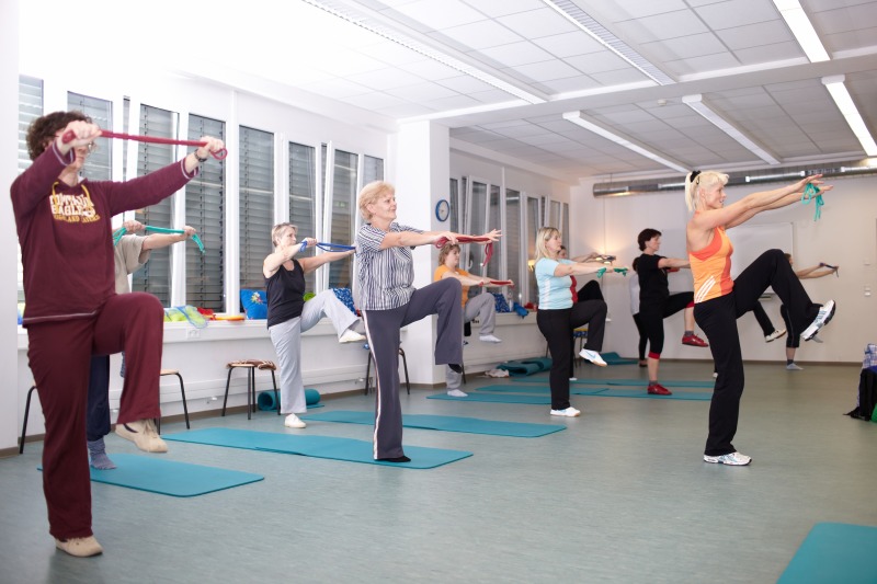 Kursteilnehmerinnen im Kurs "Fit durch Bewegung" an der Volkshochschule Pankow