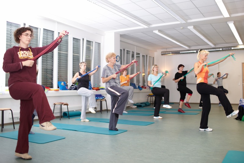 Kursteilnehmerinnen im Kurs "Fit durch Bewegung" an der Volkshochschule Pankow