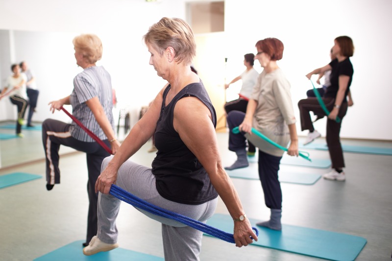Kursteilnehmerinnen im Kurs "Fit durch Bewegung" an der Volkshochschule Pankow