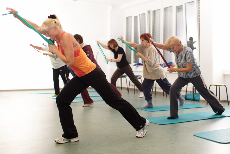 Kursteilnehmerinnen im Kurs "Fit durch Bewegung" an der Volkshochschule Pankow